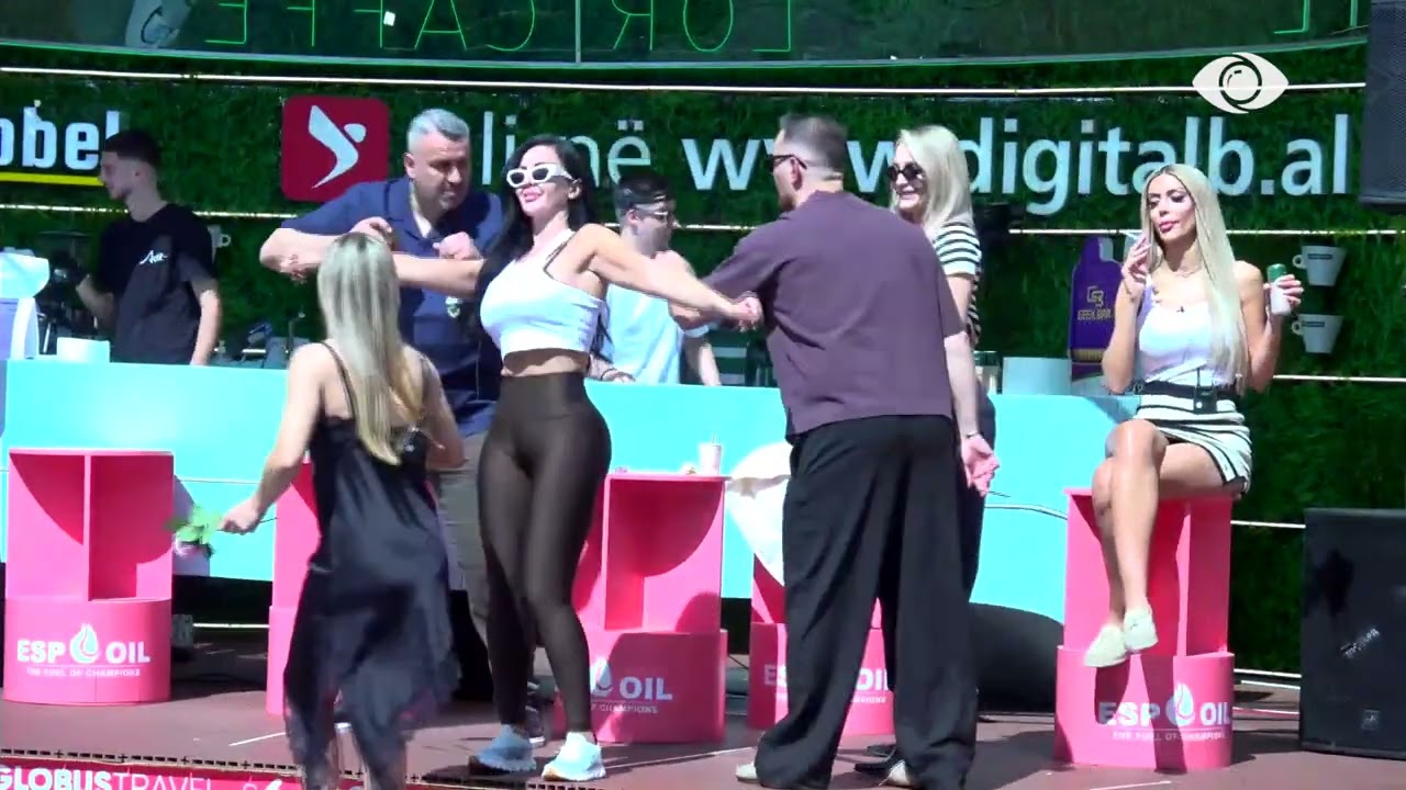 Shiko si ja ke thyer zemrën/ Rogerti-Brikenës për Mateon teksa shijojnë muzikën