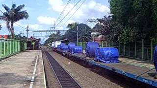 preview picture of video 'CC203-13 Kereta Api Angkutan Baja melintas Stasiun Pondok Ranji'
