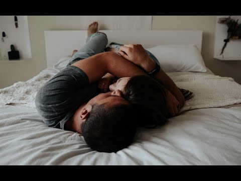 Y dormir contigo se convierte entonces...  - Elvira Sastre