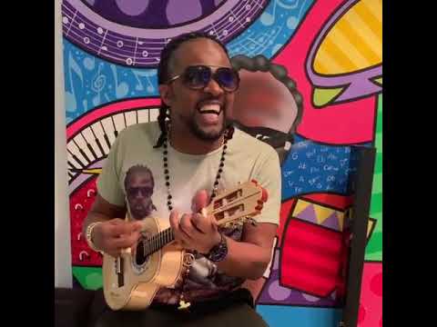 Xande de Pilares canta e toca Benito de Paula