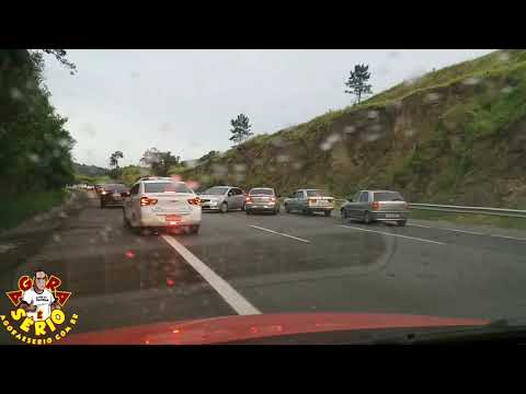 Carro Roda na Rodovia Castelo Branco