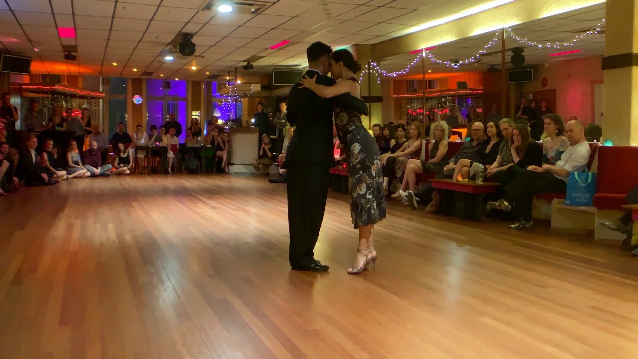 Roxana Suarez and Sebastián Achaval - Junto a tu corazón - 1/5