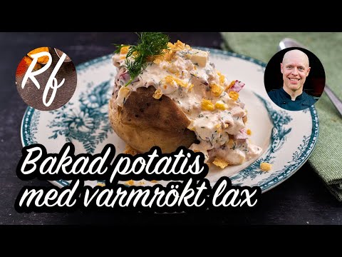 Bakad potatis med en laxröra av varmrökt lax, äpple, majs, paprika och rödlök i krämig sås av crème fraiche och majonnäs smaksatt med dill och citron. >