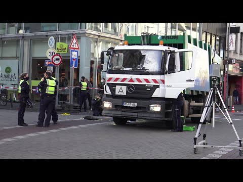 88-jährige Fußgängerin von Müllwagen erfasst - Lebensgefahr in Köln-Ehrenfeld am 06.11.20