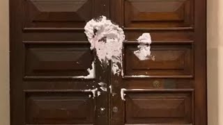 Bologna, il video della torta contro il portone della Cgil lanciata dalle attiviste di Non una di...