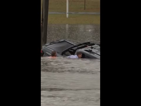 Australian reporter rescues man from sinking car