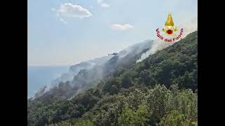 vasto-incendio-sul-monte-liberatore-a-salerno-autostrada-a-rischio