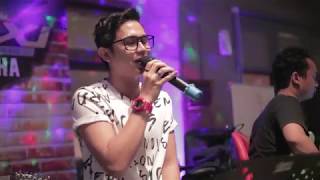 Download lagu AZMI - PERNAH Live @Cafe Casa De Alicia mp3