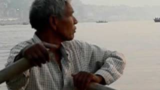 preview picture of video 'On a boat in Varanasi - India'