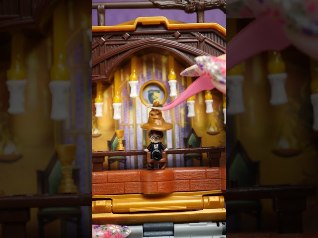 Vídeo relacionado con Polly Pocket estuche de Harry Potter para coleccionistas con conjunto de juego y muñecos, HRD56