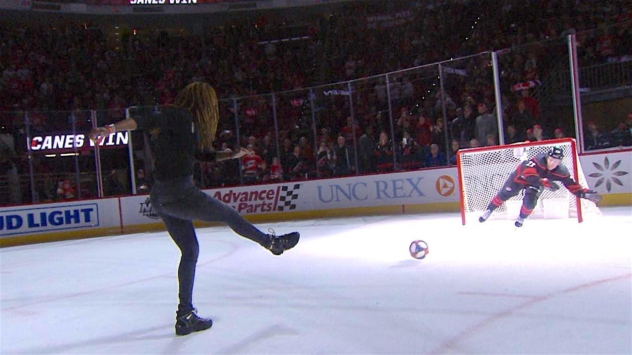 Vidéo: C'est rendu que les Hurricanes...Invitent une joueuse de soccer de l'équipe nationale américaine..