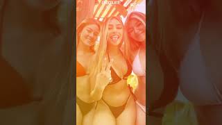 Três amigas tirando uma selfie para recordar o momento #oldmoneyfashion #gymrats #symphony #morena