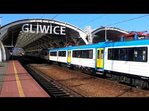 Pociągi w słoneczny dzień na stacji Gliwice Główne
