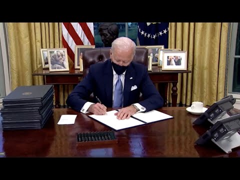 拜登簽署行政令，撤銷特朗普的移民障礙。 (Biden signs executive order reversing Trump's immigration barriers)