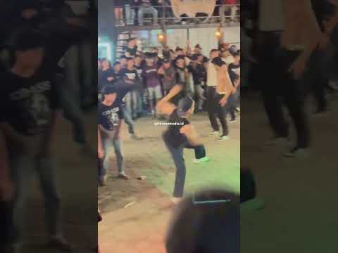Asik asik asik #moshing #moshpit #crowd #pogo #chaos #shorts #twostep #gigs #mosh #stagediving #punk