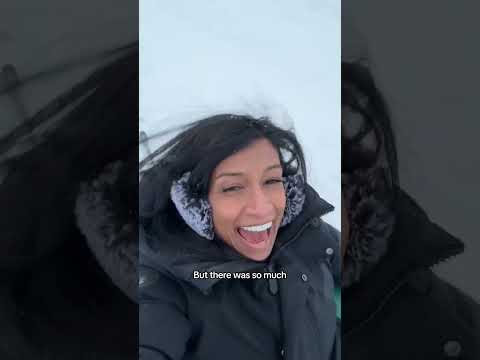 北極圏にあるガラスのイグルーの中 (Inside A Glass Igloo In The ARCTIC CIRCLE)