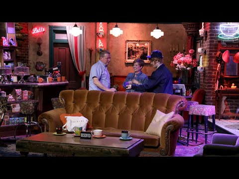 ジャスティン・ビーバー、「フレンズ」のセットで潜入捜査へ (Justin Bieber Goes Undercover at the ‘Friends’ Set)