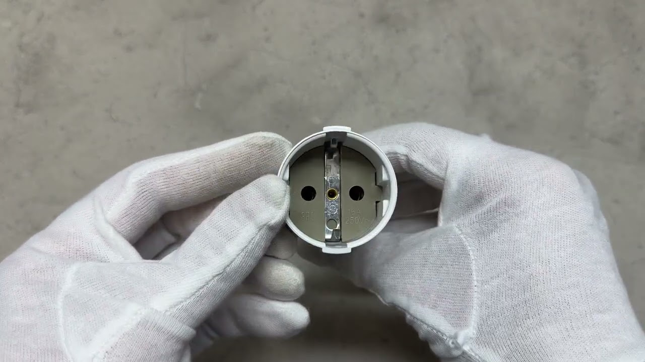 Гнездо штепсельное LXL 131WH с заземлением белое