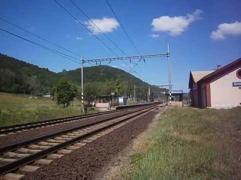 Míjení EC vlaku a hřmotné soupravy s dvojicí Brejlovců