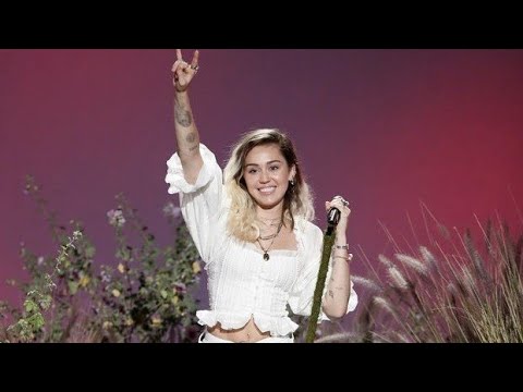 Miley Cyrus - Malibu (Live on The Voice 2017) HD
