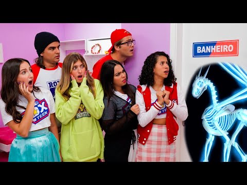 TEM UM MONSTRO NO BANHEIRO DA ROXTEEN