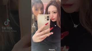 後ろから揉む美女と揉まれる美女