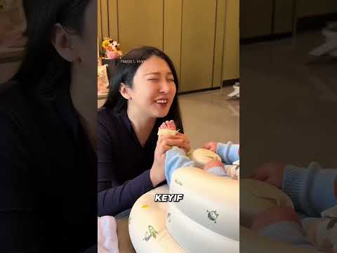 Yumuşacık Bebek Ayakları Komik Bir Şakaya Dönüştü #shorts