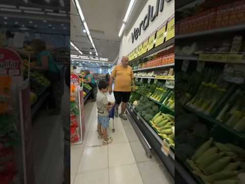 Gino Papá en el super Carrefour 24 horas Rivadavia y Carlos Pellegrini Buenos Aires 14/1/26