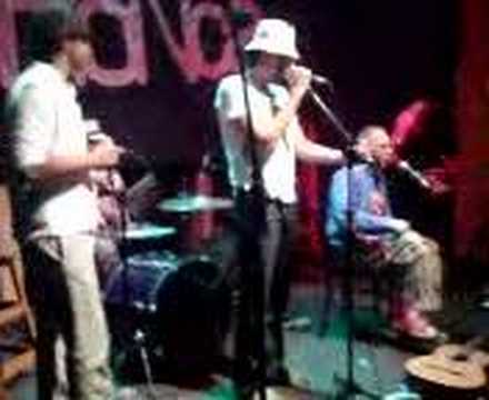 VulgoQinho & Oscara com Jards Macalé "Vapor Barato"