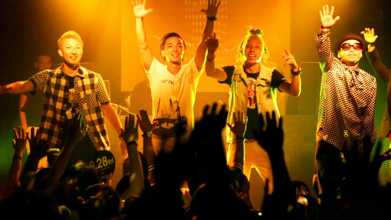 ライブ本番中にメンバーと頭ゴッツンしてびっくりしてるパパ…けっこう痛かったヤツw