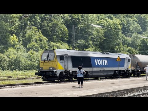 Voith Maxima 40 CC 1264 001 mit kurzem Güterzug in Geislingen an der Steige