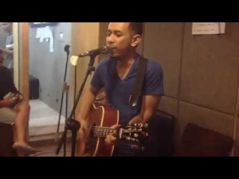Seperti Yang Kau Minta Live at OZ Radio - Pongki Barata feat Baim on guitar