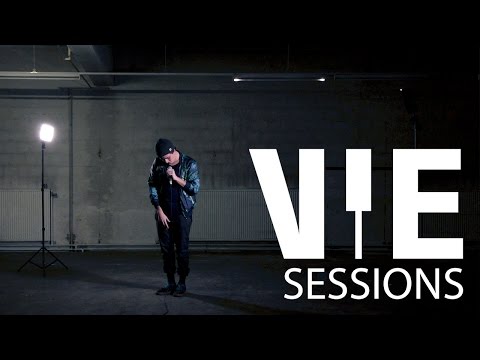 Dunkelgraue Straßenseite - Komár (prod. by Sterling) | Vienna Sessions