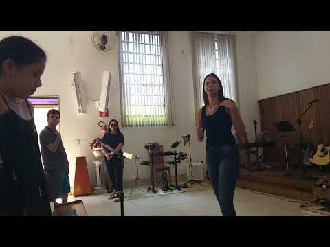 Aula 3 - Música "Por dentro, fora, alto, embaixo, sempre sou feliz", em LIBRAS - Rebeca Nemer