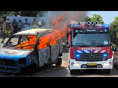 Brandweer Woerden blust uitslaande autobrand voor een demonstratie tijdens open dag in Woerden