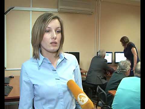 Пенсионеры идут в ногу со временем и учатся основам компьютерной грамотности