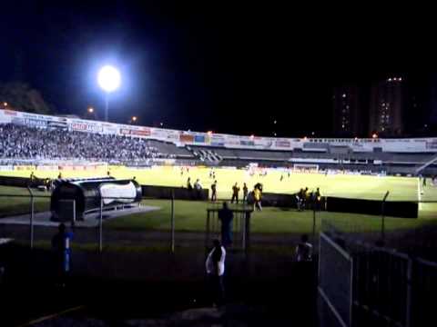 Um final de jogo qualquer... Ponte Preta 4 X 3 Paraná 21.10.11 Majestoso