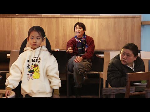 看到女孩趁媽媽不在跑離座位，有人放下筷子追了出去