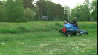 preview picture of video 'Toro och New Holland gräsklippare 2012.mpg'