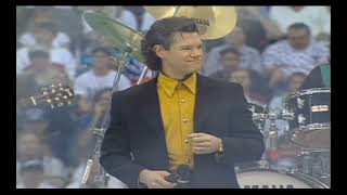 Texas Stadium's Thanksgiving Delight: Randy Travis' Iconic Performance