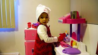 Bia finge Brincar de Cozinhar com Brinquedos de Cozinha