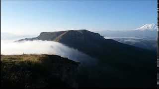 preview picture of video 'Туманный рассвет на плато Бермамыт'