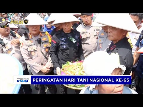 POLISI BAGIKAN TUMPENG DAN AIR MINUM KEPADA MASA AKSI HARI TANI KE-65 DI MONAS