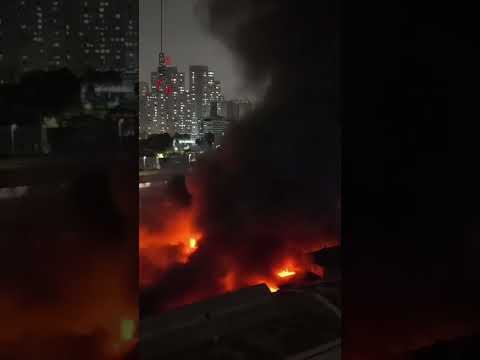 Incêndio de grandes proporções atinge prédio comercial na Avenida do Estado de São Paulo.