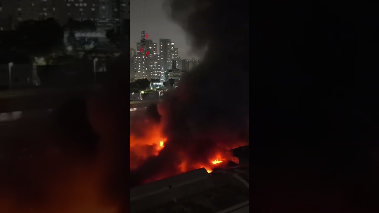 Incêndio de grandes proporções atinge prédio comercial na Avenida do Estado de São Paulo.