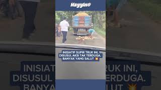 Download lagu This Truck Driver's Simple Action Received an Unexpected Response from a Sub-district Head. #shorts mp3