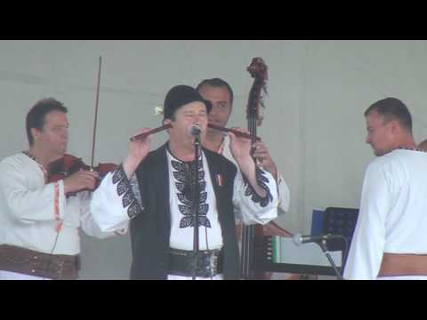 Ghita Groza - canta la  doua fluiere cu urechile si nasul