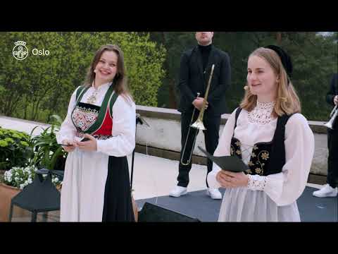 Ungdommer fra Osloskolene og Blåsemafian spiller konsert for kongeparet