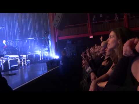 Hurts @ AB Brussels, 20/11/2013: last song and Theo throwing roses to the fans!