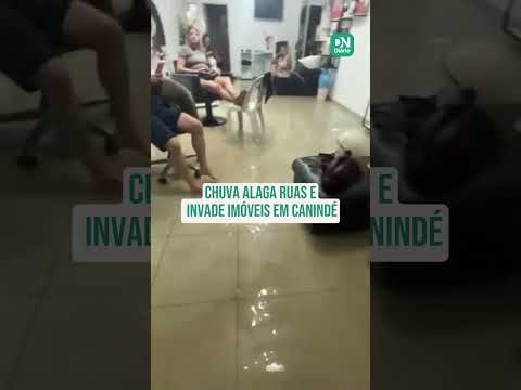 Chuva alaga ruas e invade imóveis em Canindé 